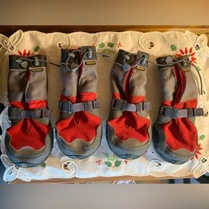 Ruff Wear Polar Trex winter dog booties.  Excellent condition. Size Large.